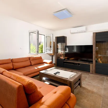 5 Bedroom Cozy In Vakantiehuis *