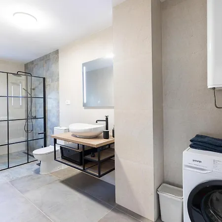 5 Bedroom Cozy In Vakantiehuis Podstrana