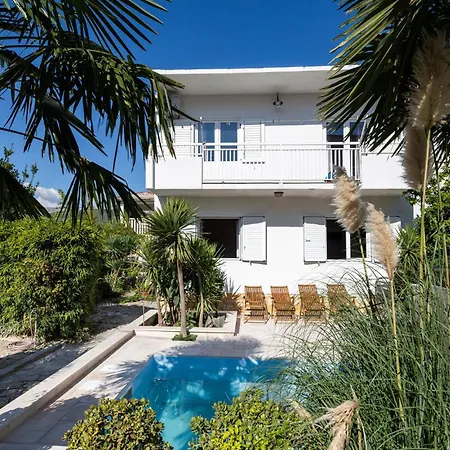 5 Bedroom Cozy In Vakantiehuis Podstrana